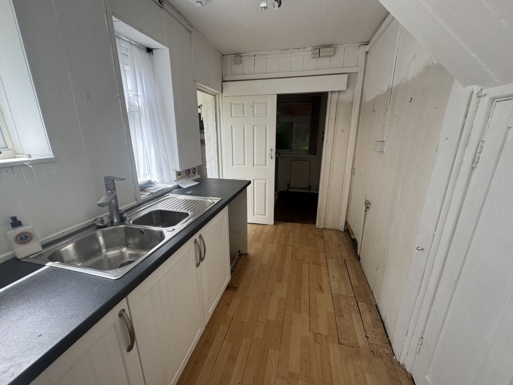 Lot: 103 - SEMI-DETACHED HOUSE FOR IMPROVEMENT - Utility area